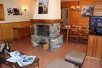Chalet Selaou - woonkamer met koffietafel en openhaard